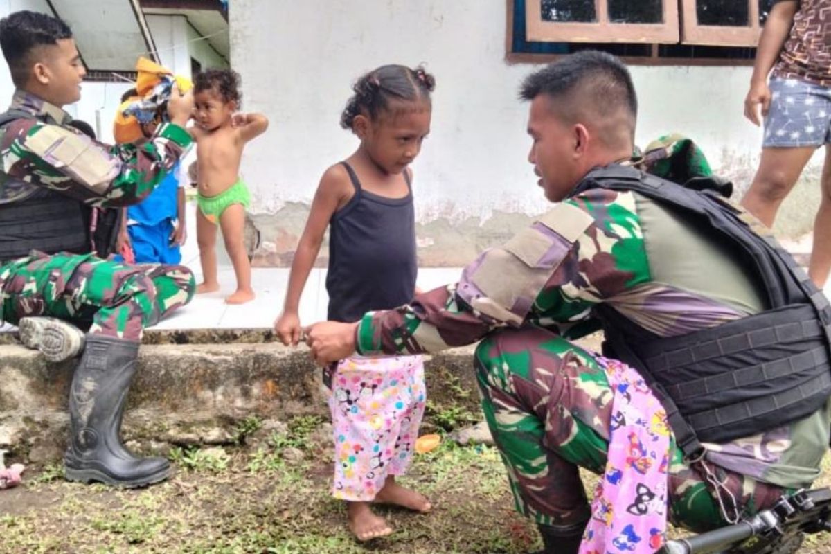 Satgas Pamtas RI-PNG bagi pakaian anak-anak di Kampung Banda