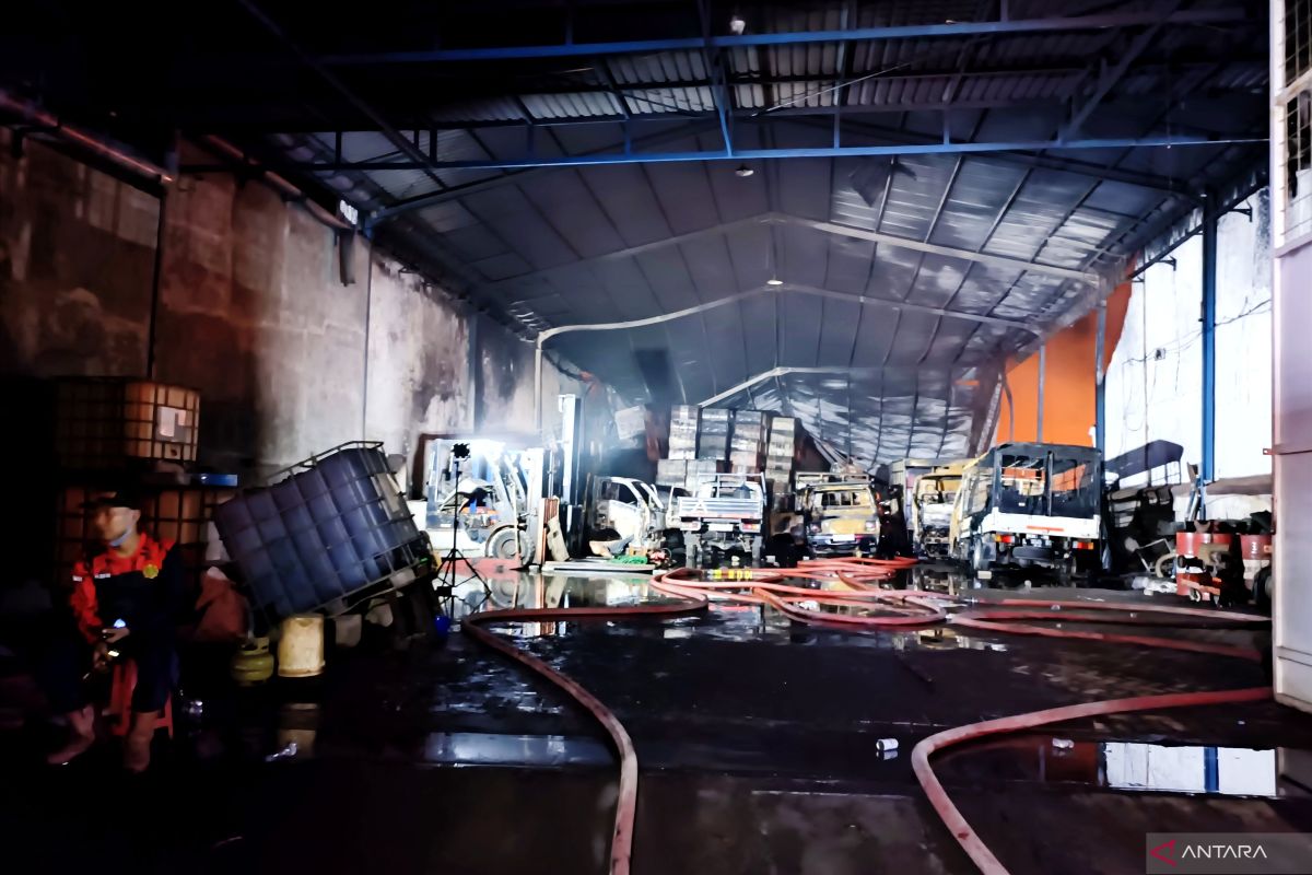 Sejumlah kendaraan hangus di gudang tiner terbakar