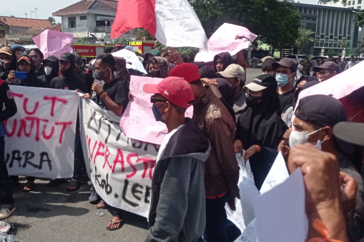 Massa unjuk rasa di DPRD Lebak minta realisasikan pembangunan jalan