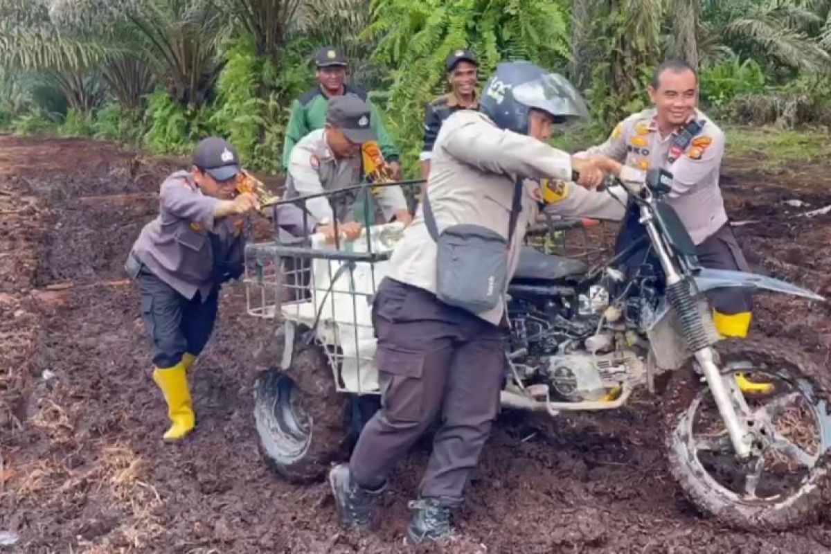 Polisi di Siak Kecil susuri jalan berlumpur  sosialisasikan pemilu damai