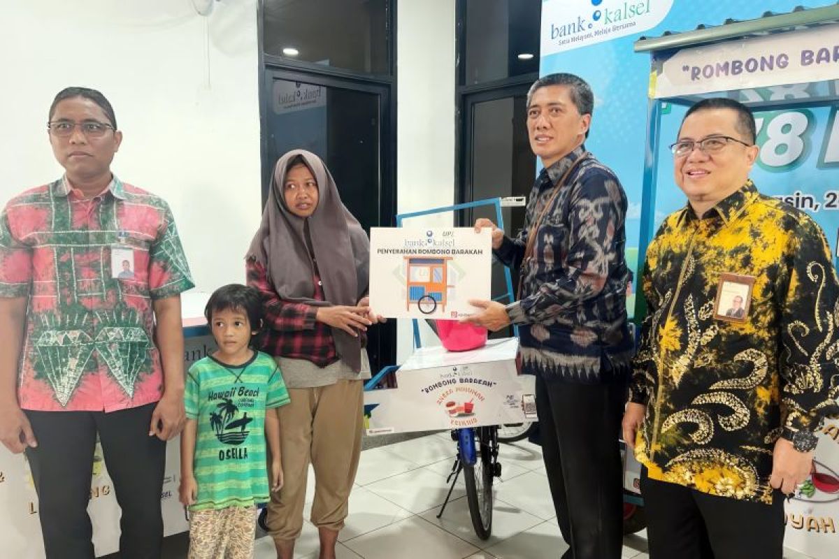 UPZ Bank Kalsel serahkan tiga rombong barakah bagi pedagang prasejahtera