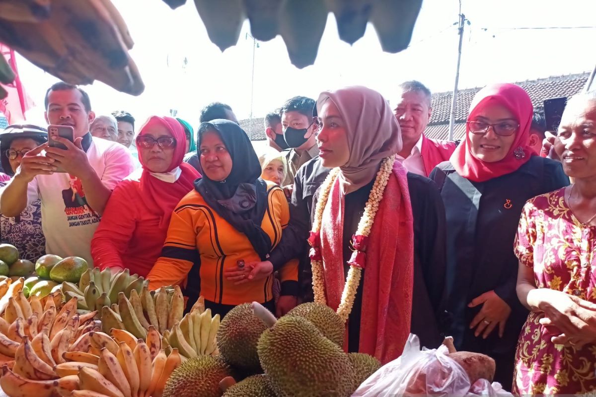 Siti Atikoh blusukan di Pasar Ngemplak Tulungagung