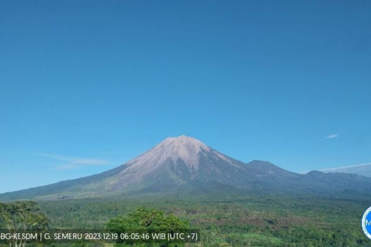 Gunung Semeru erupsi