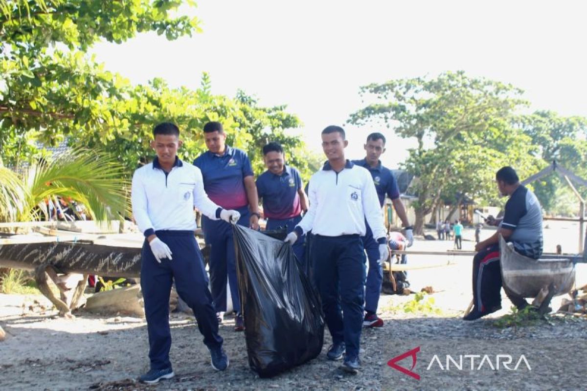 Peringati HUT Ke-18 Zona Bakamla Timur Gelar Acara Bersih Pantai