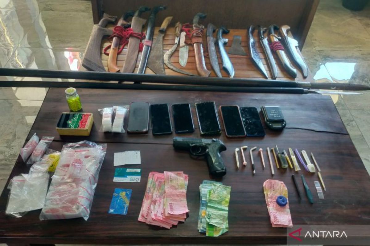 Kodim Bima temukan 12 parang dan airsoft gun di rumah bandar narkoba