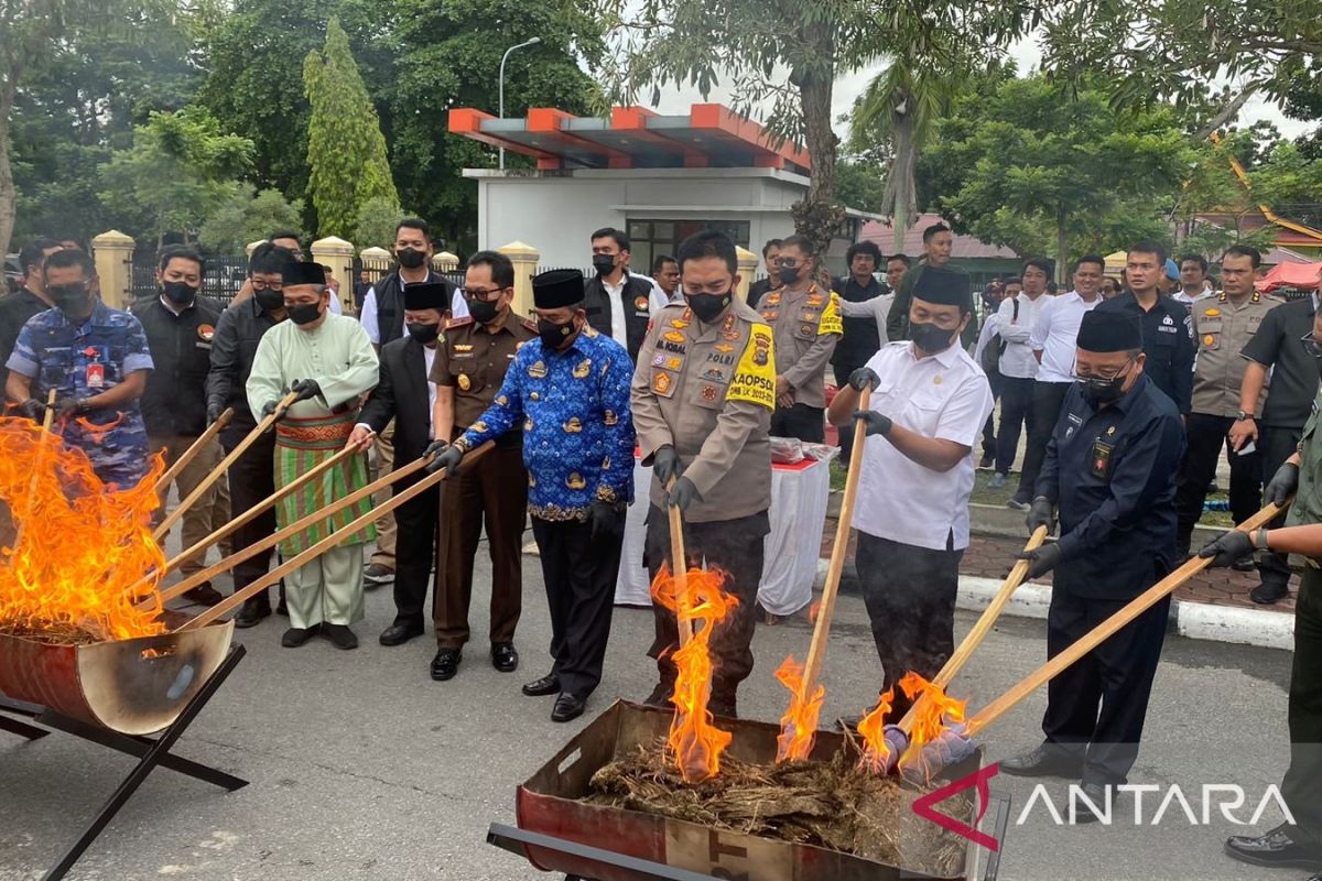 Polda Riau musnahkan berbagai jenis narkotika, minuman keras serta knalpot brong