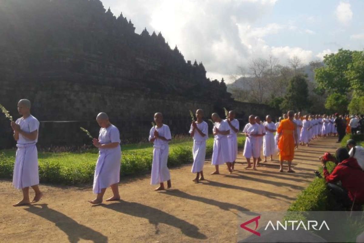 Peserta pabbajja samanera melaksanakan pradaksina di  Candi Borobudur
