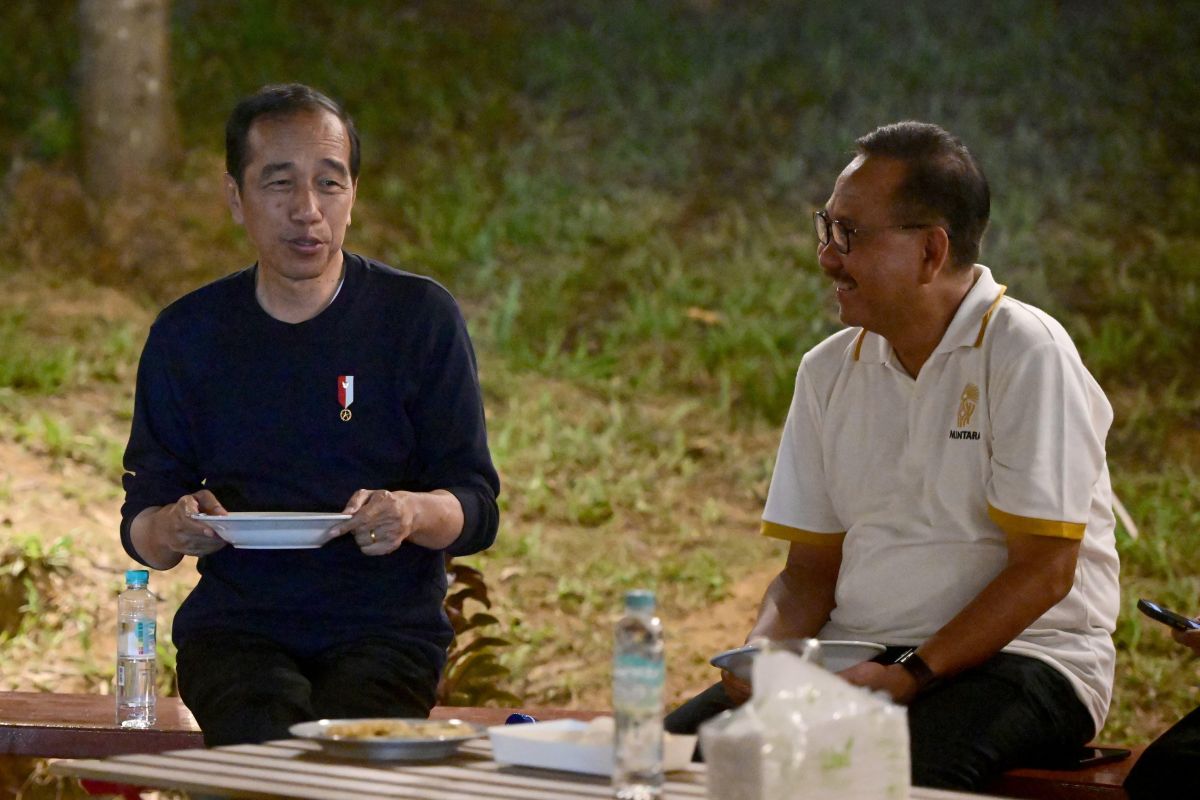 Presiden Joko Widodo nikmati malam di IKN dengan menyantap nasi goreng