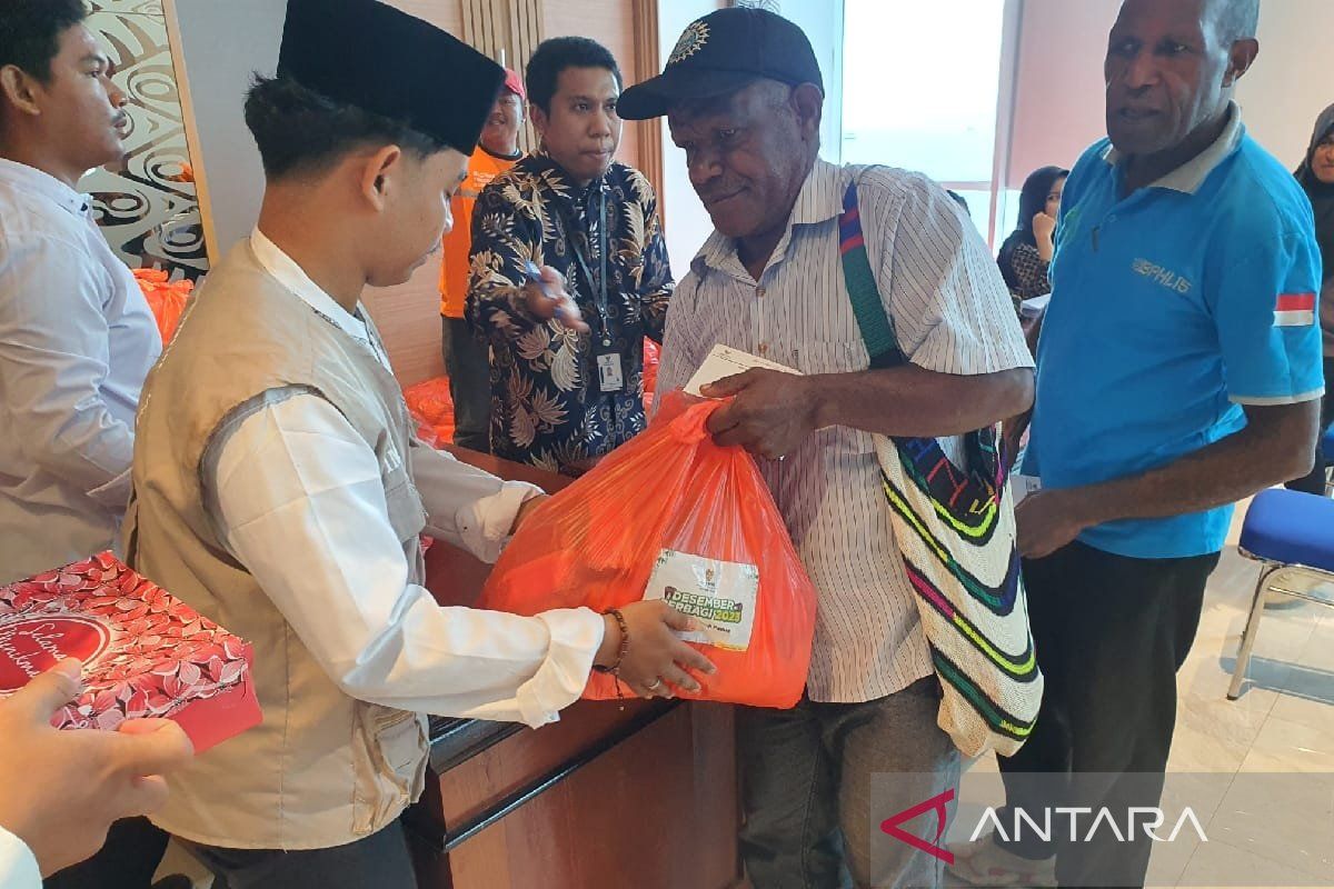 Baznas Papua serahkan 420 paket bahan pokok OAP non-Muslim