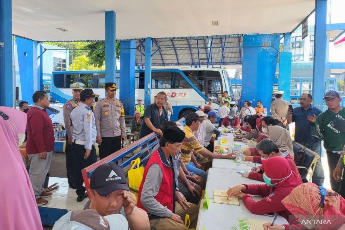 Petugas gabungan di Situbondo tes urine sopir bus