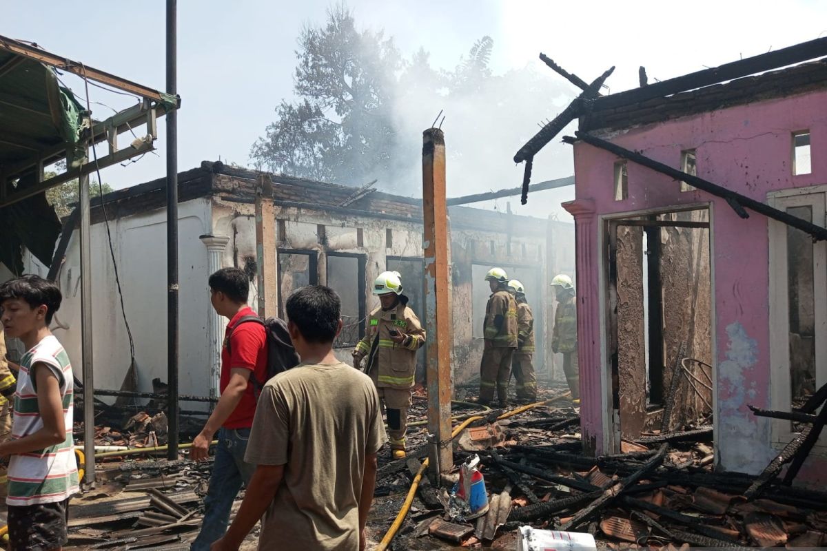 Si jago merah melahap delapan rumah kontrakan di Pondok Kelapa