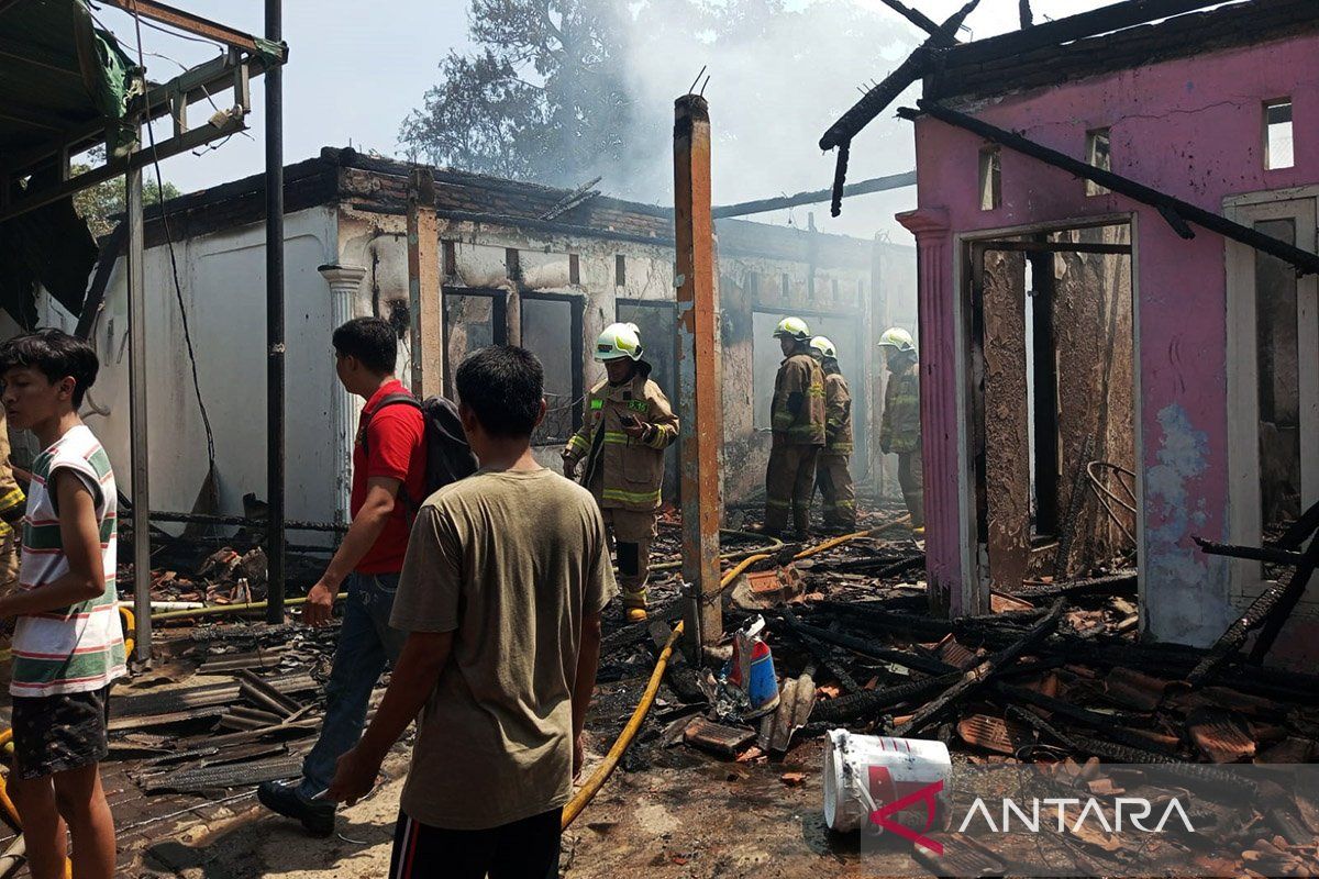 Akibat bakar sampah, delapan rumah kontrakan di Pondok Kelapa ludes