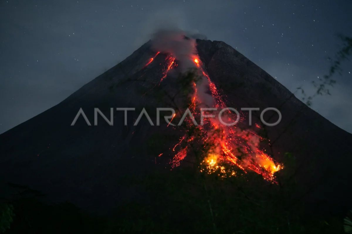 Gunung Merapi meluncurkan 10 kali guguran lava ke Kali Bebeng dan Boyong