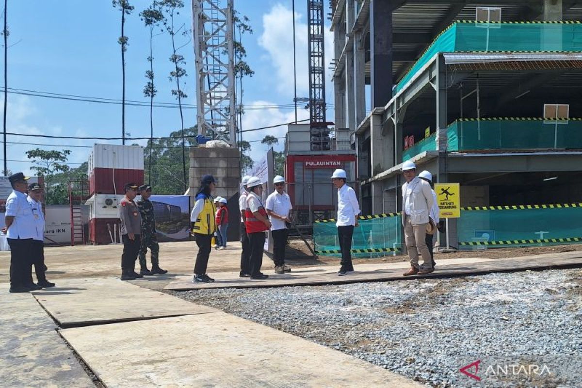 Presiden Joko Widodo tinjau pembangunan Hotel Nusantara di IKN