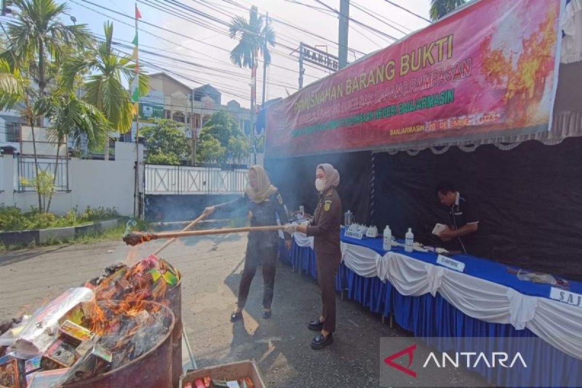 Kejari Banjarmasin musnahkan senpi dan ratusan ponsel perkara inkracht