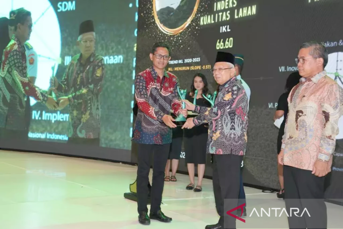 Kadis LHK NTB raih penghargaan "Green Leadership" dari KLHK