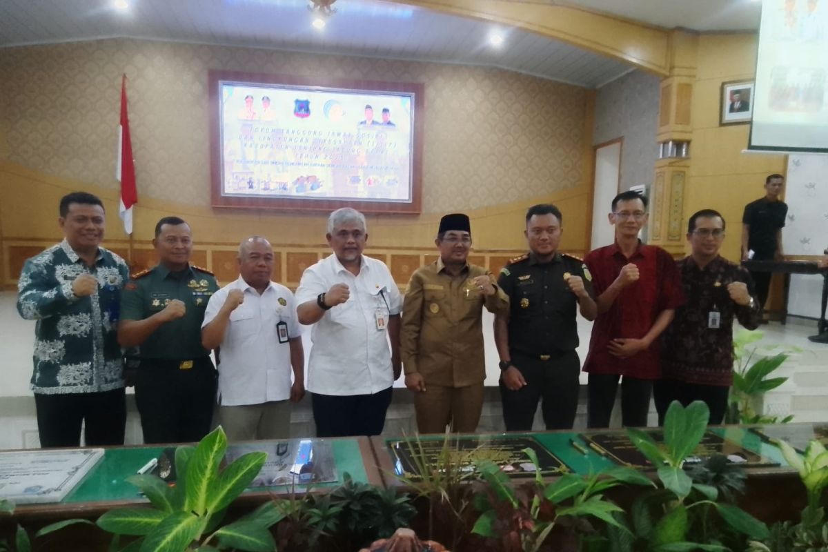 Dua perusahaan di bawah APP Grup raih penghargaan CSR dari Pemkab Tanjung Jabung Barat
