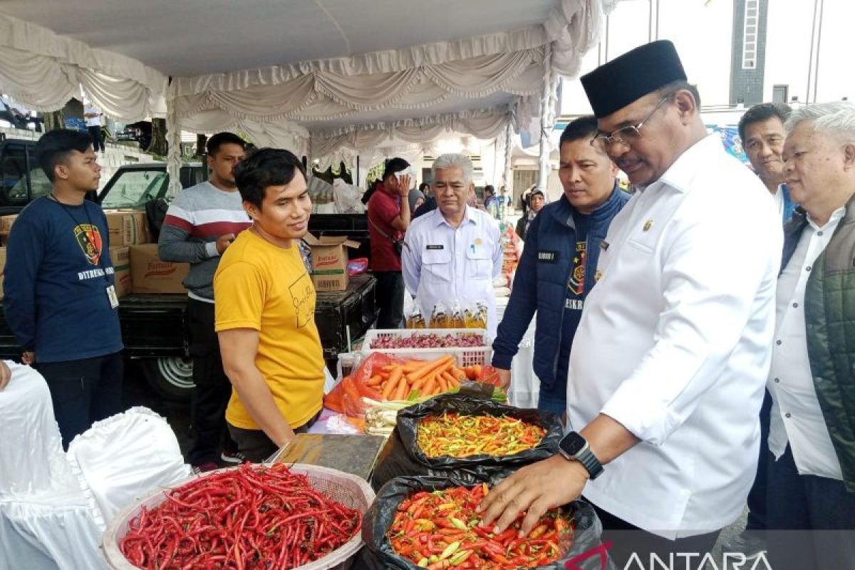 Pj Gubernur Babel tinjau pasar murah di Belitung