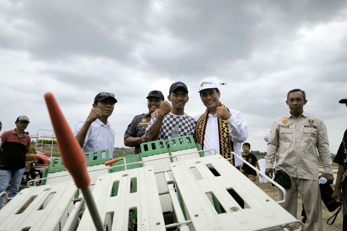 Mentan berikan bantuan alsintan & perbaikan talud di Lampung Tengah