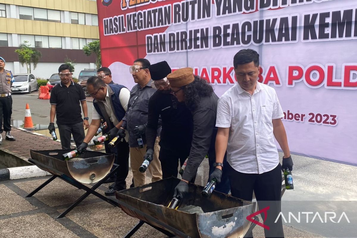Polda Riau dan Bea Cukai musnahkan ratusan botol miras