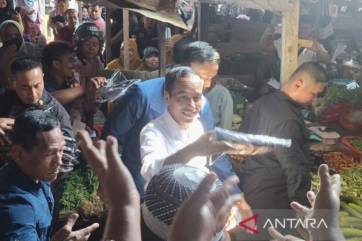 Jokowi dapati harga cabai rawit dan bawang merah di Pasar Waru Penajam baik