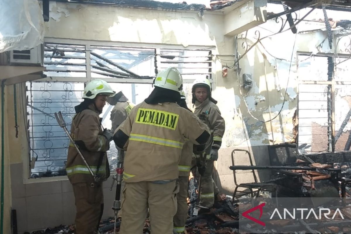 Akibat puntung rokok, sebuah rumah di Kramat Jati ludes terbakar
