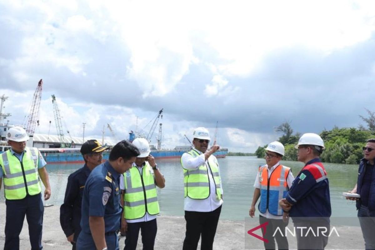 Pj Gubernur pastikan bongkar sembako di Pelabuhan Belitung lancar