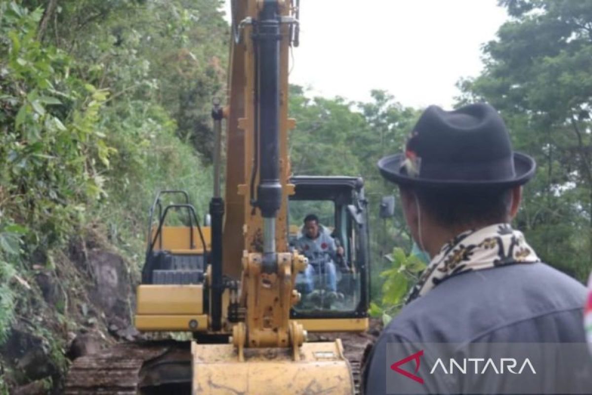 Bupati Solok minta alat berat dikerahkan bantu korban banjir bandang