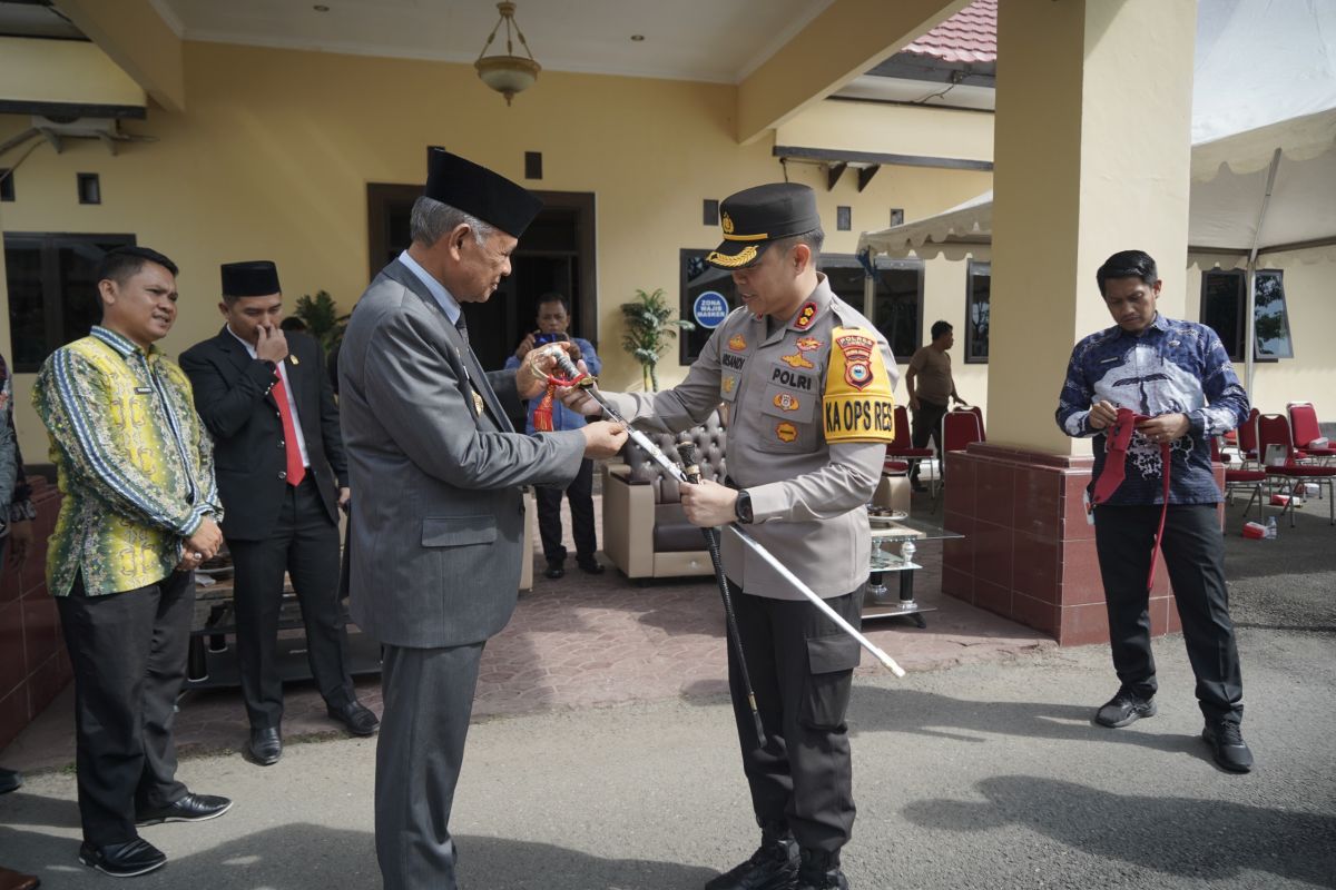 Bupati Luwu menerima pedang pamen atas dukungan kinerja Polri
