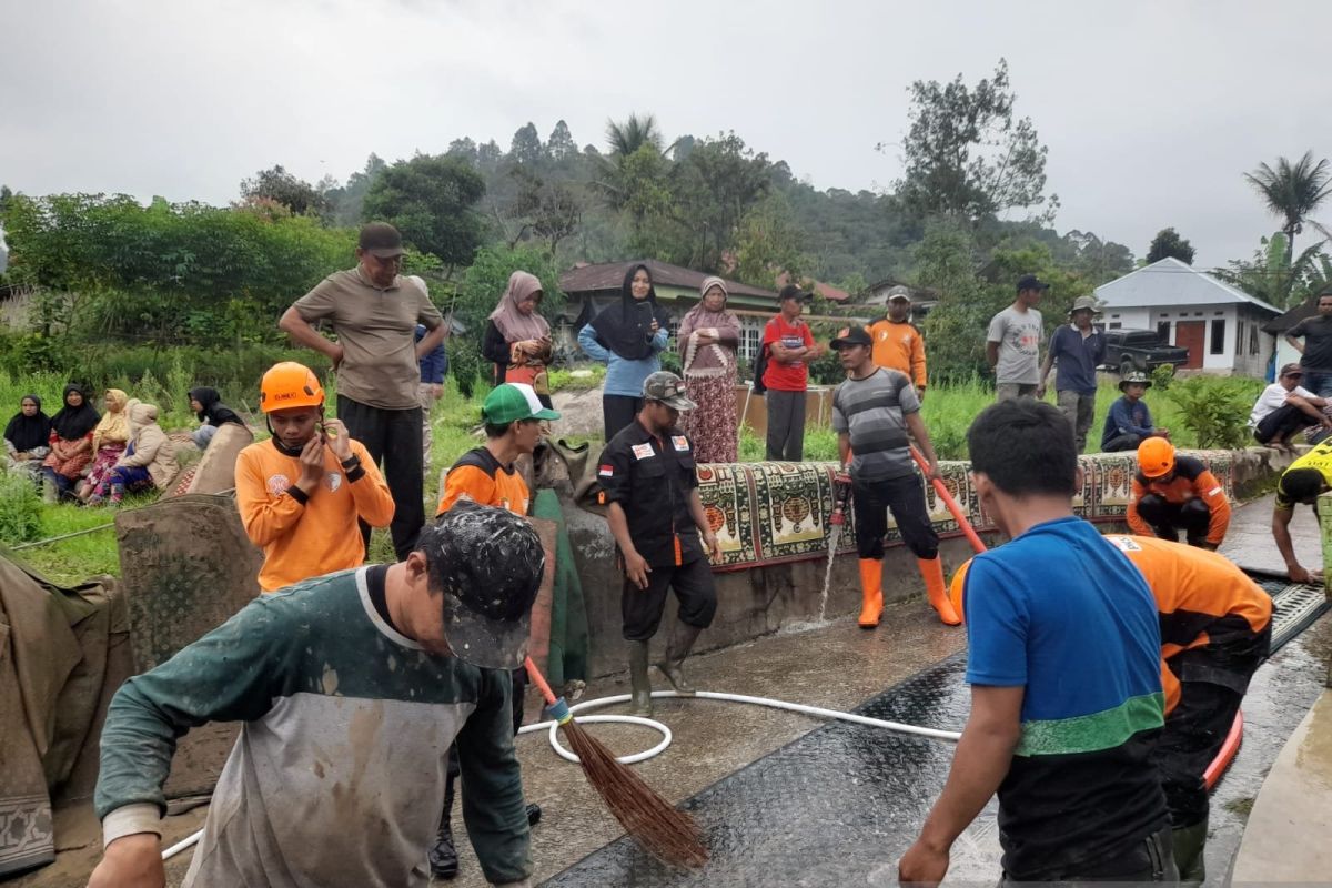 Akses jalan Sumbar Jambi dapat dilalui usai banjir bandang di Solok