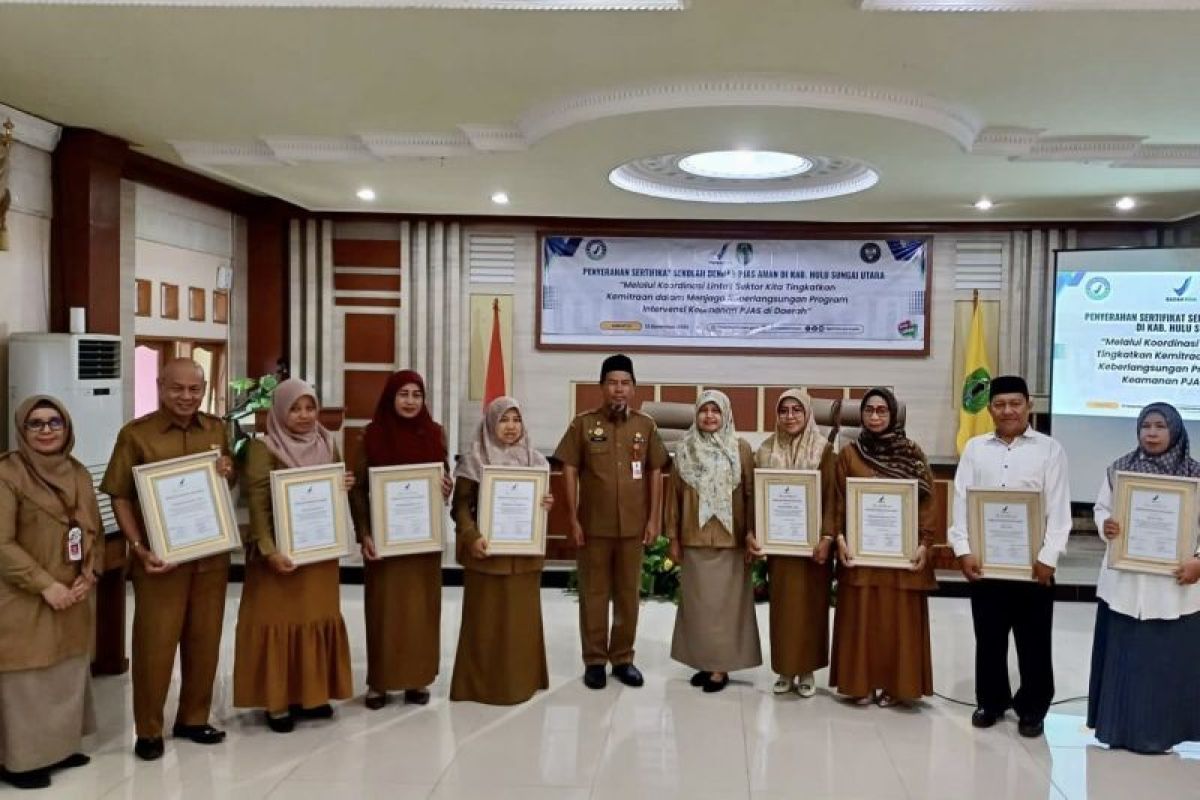 Sejumlah sekolah di HSU terima penghargaan PJAS dari BPOM Banjarmasin