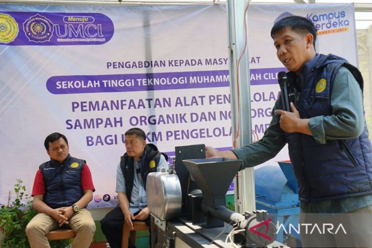 STT Muhammadiyah Cileungsi latih warga jadi pelaku UMKM pengolah sampah