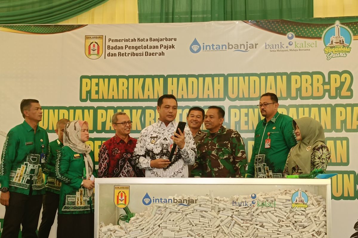 Wali Kota Banjarbaru tarik undian hadiah umroh bagi wajib pajak