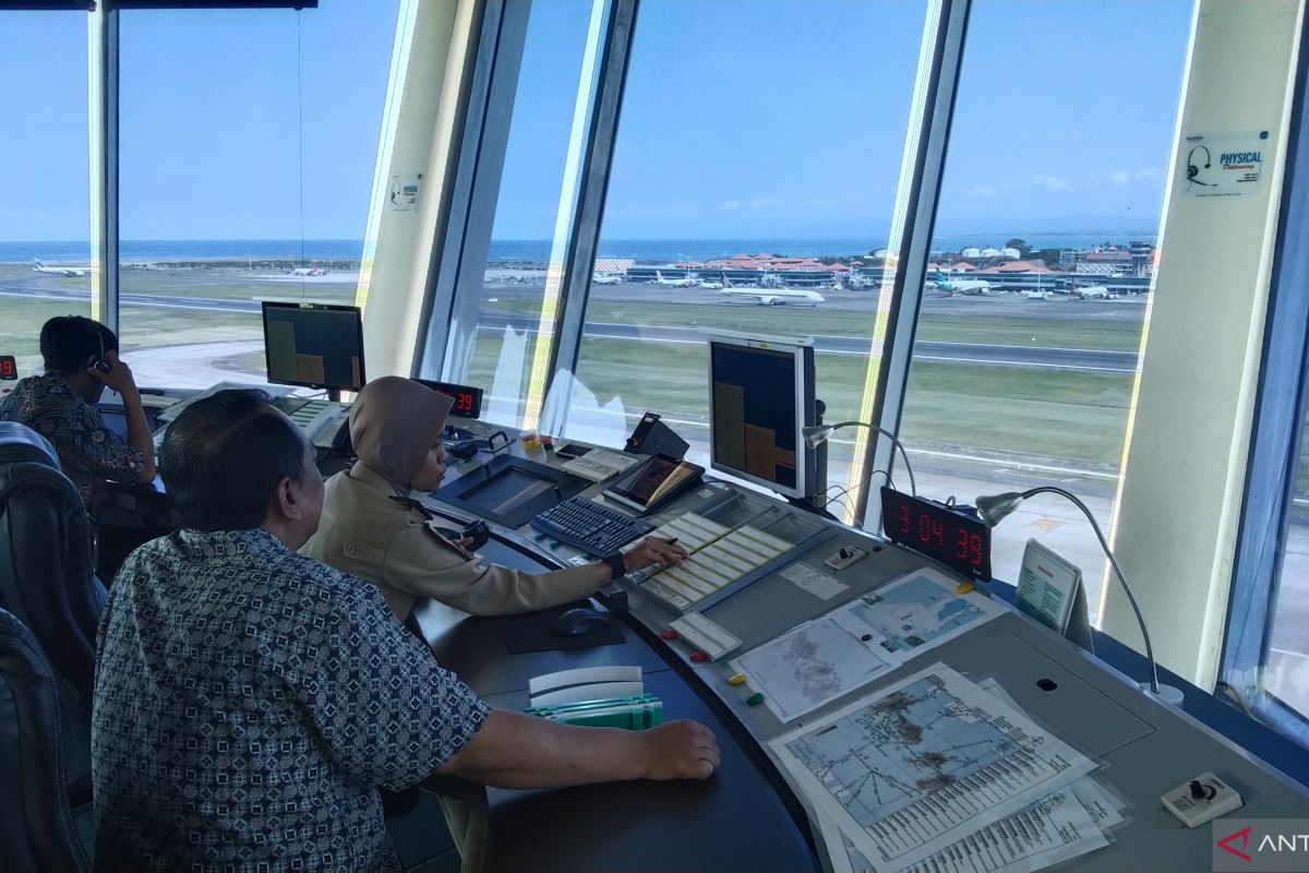 Petugas ATC punya kiat khusus pandu penerbangan di Bali