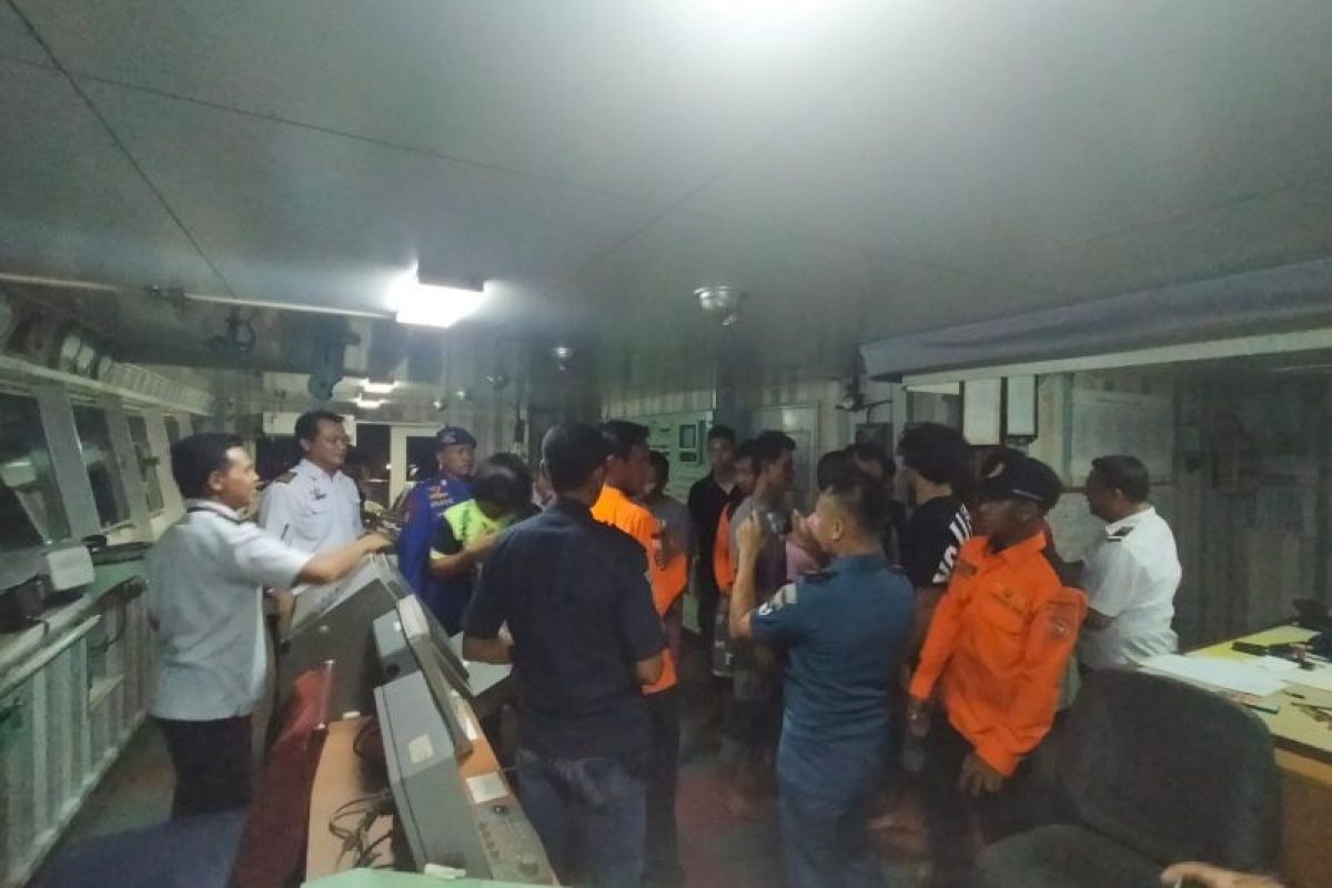 SAR Mataram evakuasi 13 kru kapal yang tenggelam di Sumenep Jatim