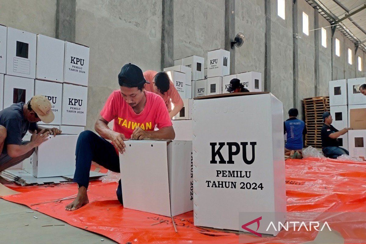 KPU Batang  lakukan perakitan 12.576 kotak suara