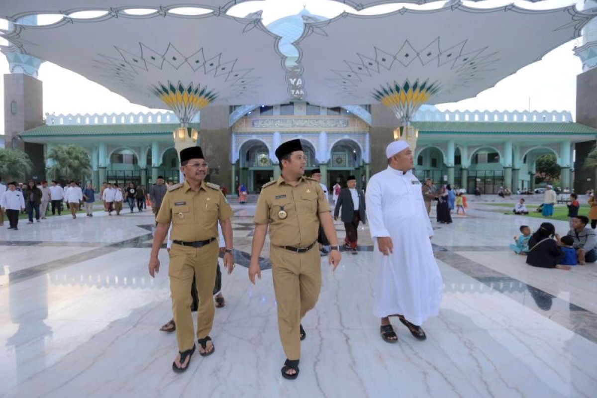 Pelataran Masjid Al-Azhom dilengkapi payung seperti Masjid Nabawi.