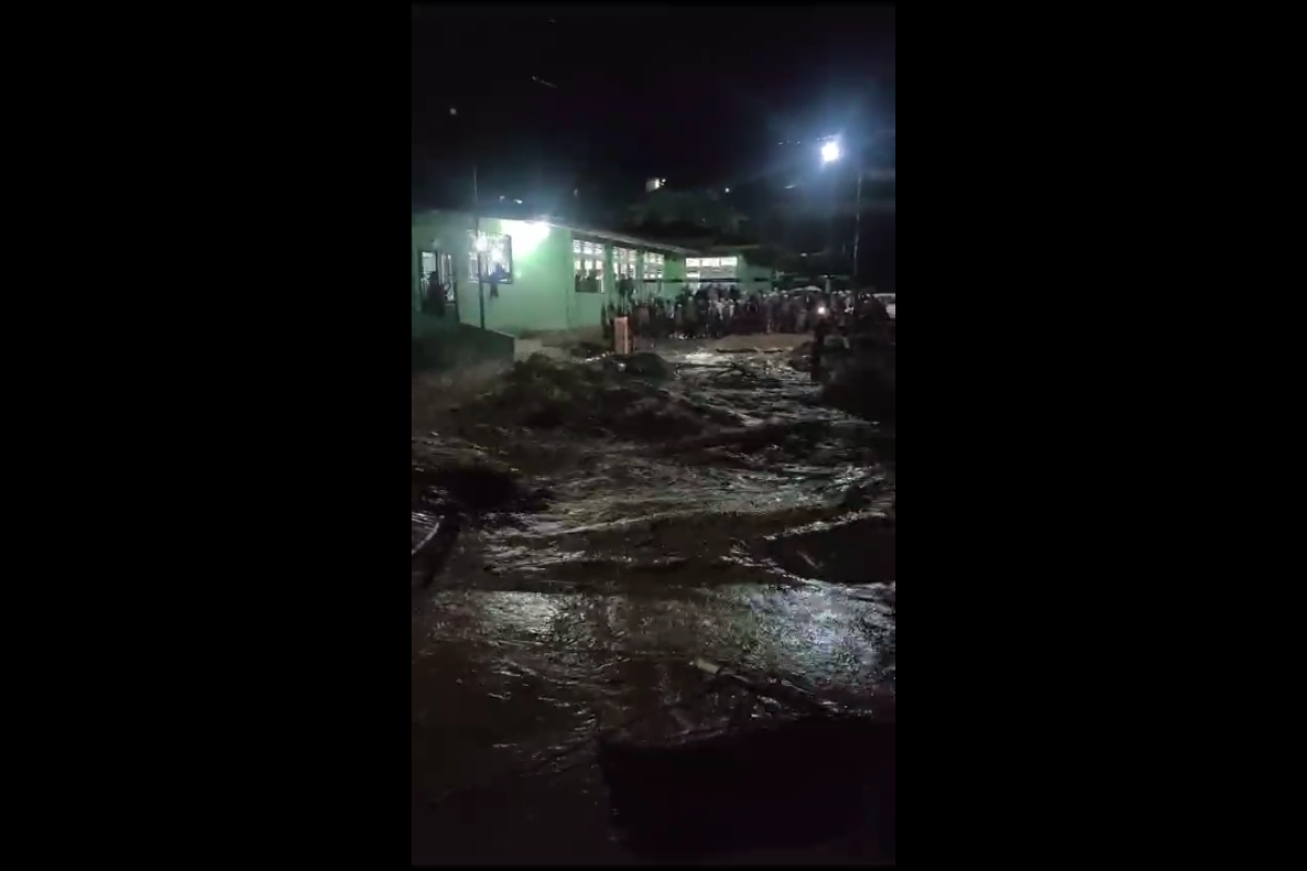 Banjir bandang memaksa puluhan santri mengungsi di Mandailing Natal