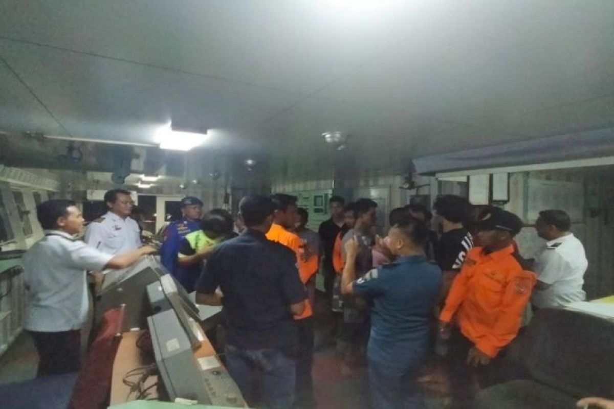 Tim SAR Mataram lakukan evakuasi 13 kru kapal yang tenggelam di Sumenep Jatim