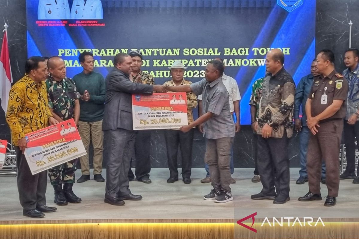 Pemkab Manokwari salurkan bansos Rp1,2 miliar bagi kerukunan adat