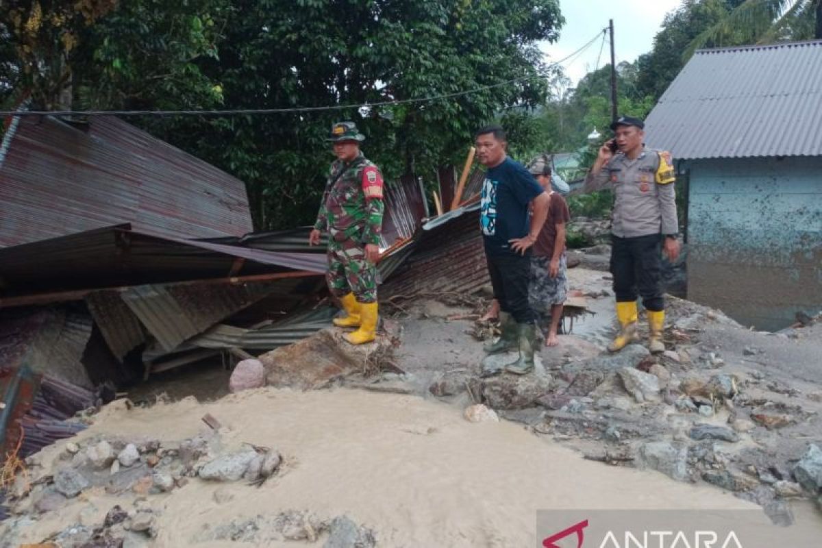 Banjir bandang terjang perkampungan warga rusak tujuh rumah di Taput