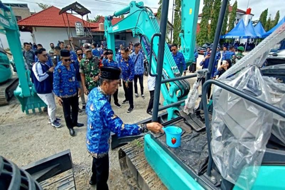 Pj Bupati Barut minta operator alat berat gunakan kelengkapan sesuai SOP