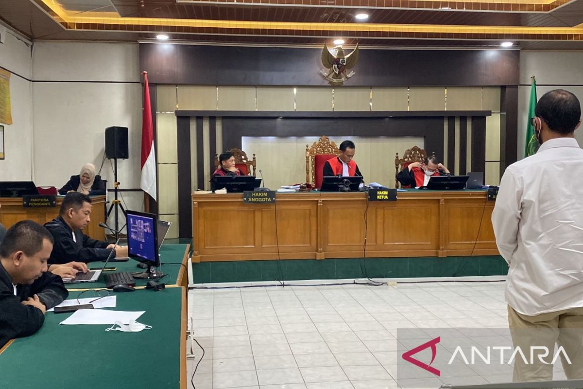 Terbukti terima suap dari Muhammad Adil, Auditor BPK Riau divonis 4 tahun 3 bulan kurungan