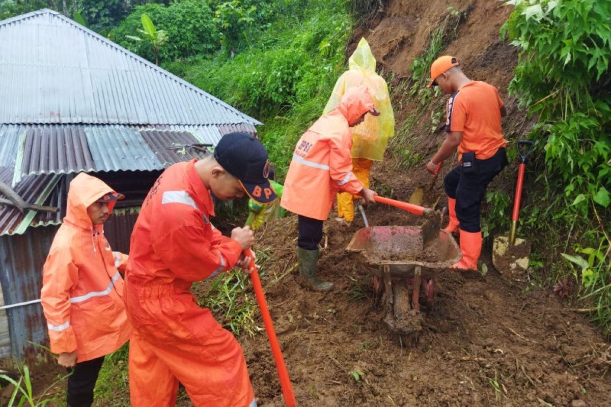 Akses jalan penghubung Agam-Tanah Datar tertimbun longsor