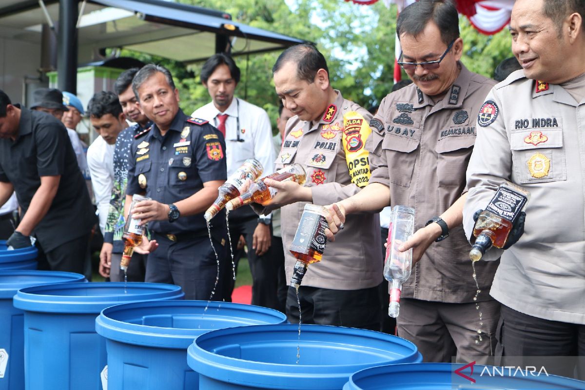 Polda NTB musnahkan 2.633 botol miras hasil razia di tempat hiburan malam