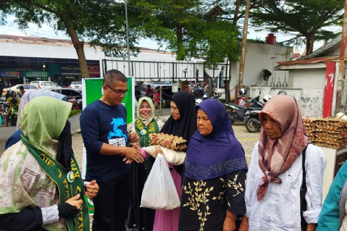 Pj Wali Kota Payakumbuh ikut berbagi bersama yayasan Khadijah Zaman Now