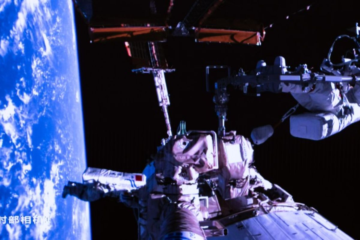 Awak Shenzhou-17 rampungkan spacewalk pertama