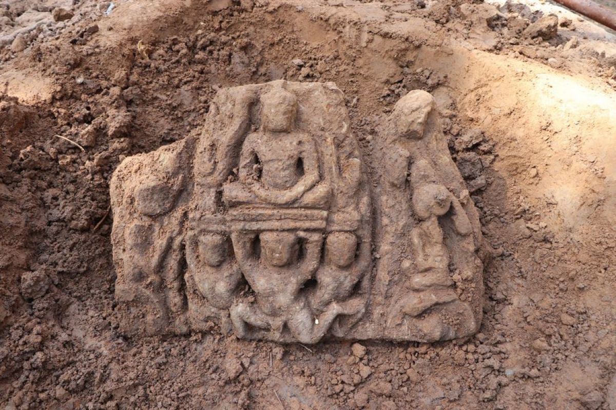Enam patung kuno ditemukan di taman arkeologi Angkor, Kamboja