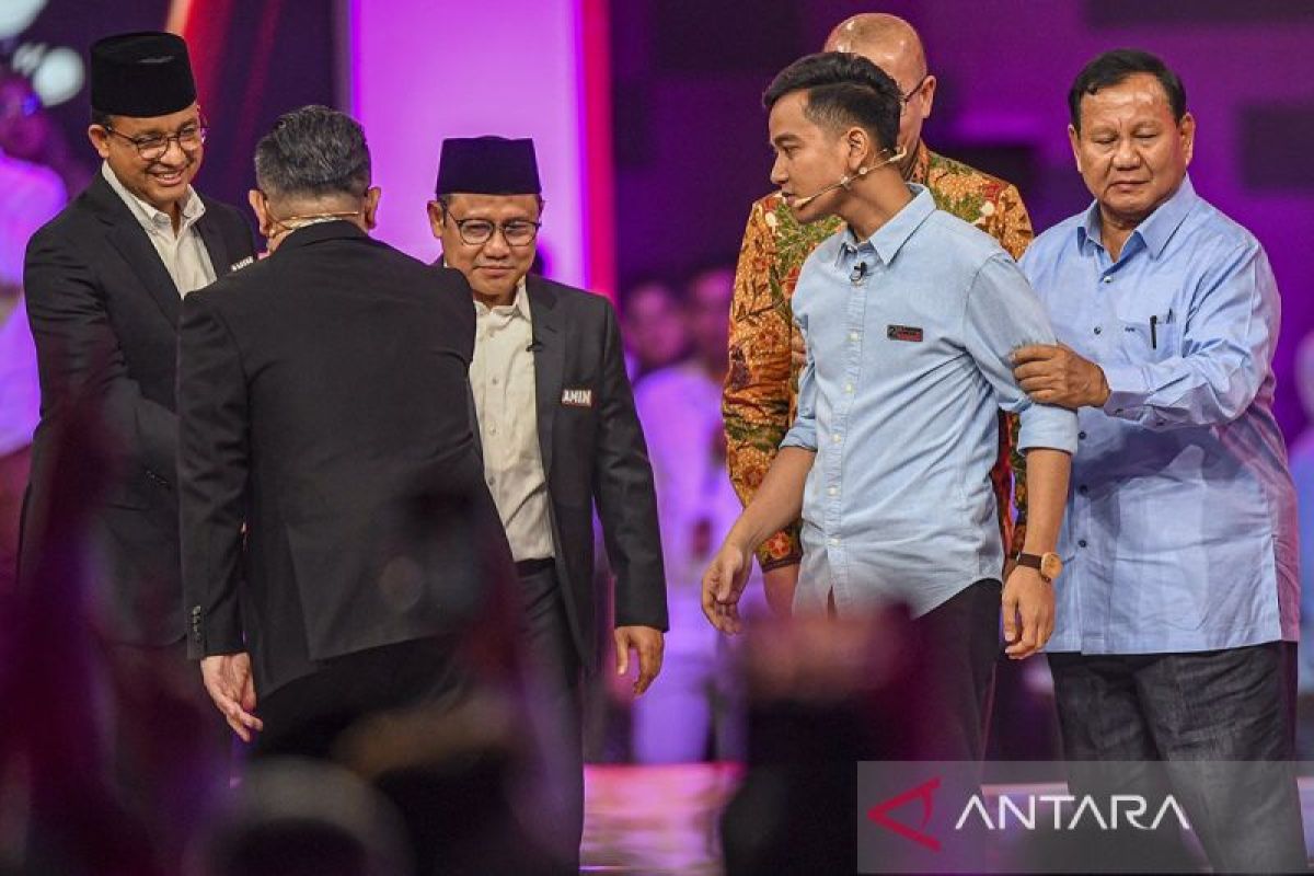 Kemarin, Jokowi belum terima pengunduran Firli hingga debat cawapres