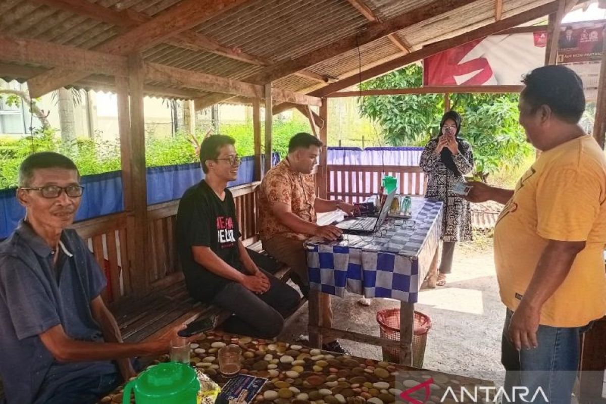 Disdukcapil Agam berikan layanan door to door aktifkan aplikasi IKD warga